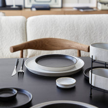 Load image into Gallery viewer, Costa Nova Nótos 8&quot; Latitude Black Round Plate Set
